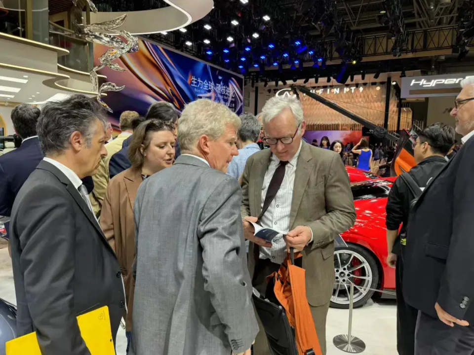 九游官方平台包含赛地聚焦：法甲关键时刻热度飙升，莱比锡造点机会，气氛紧张，赛程密集仍需轮换的词条